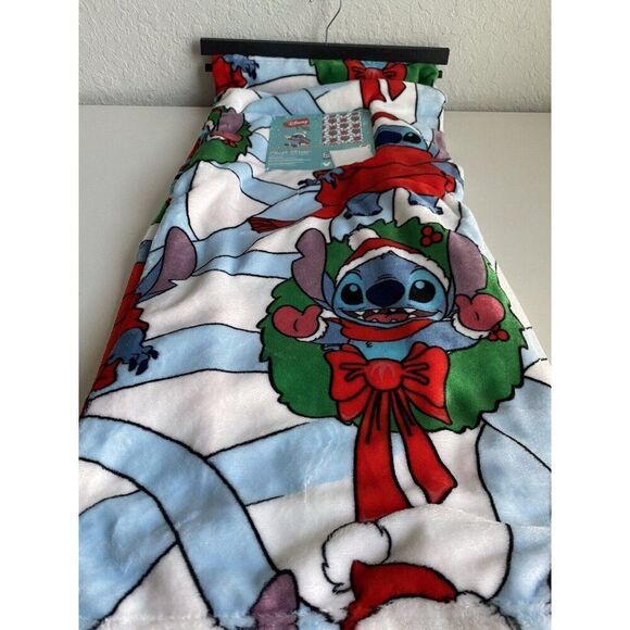 Disney Stitch Christmas Holiday Throw Blanket 50”x70” Wreath Santa Hat Scarf NEW - Picture 4 of 13